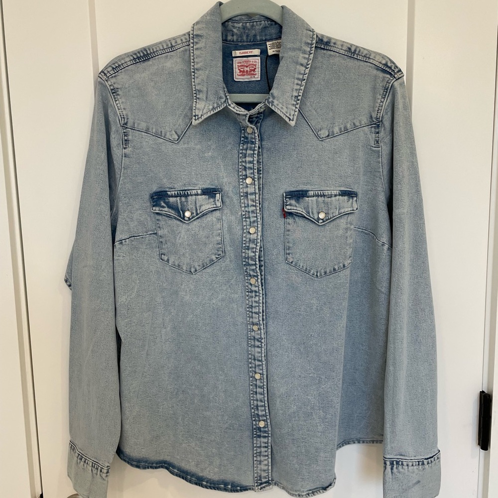 NWT Levi’s Classic Fit Denim Button Down